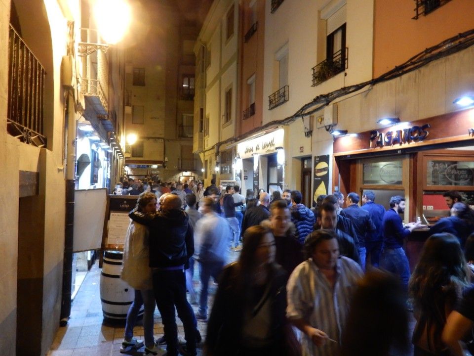 Ihmisiä espanjalaisella kadulla.